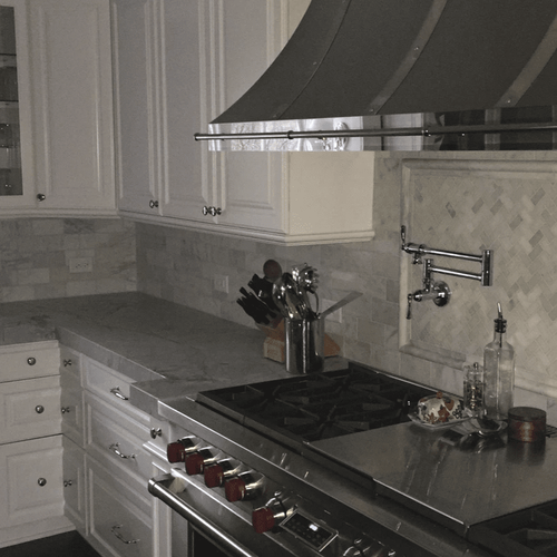 Remodeled kitchen with gray tile backsplash in Carol Stream, IL from Superb Carpets, Inc.